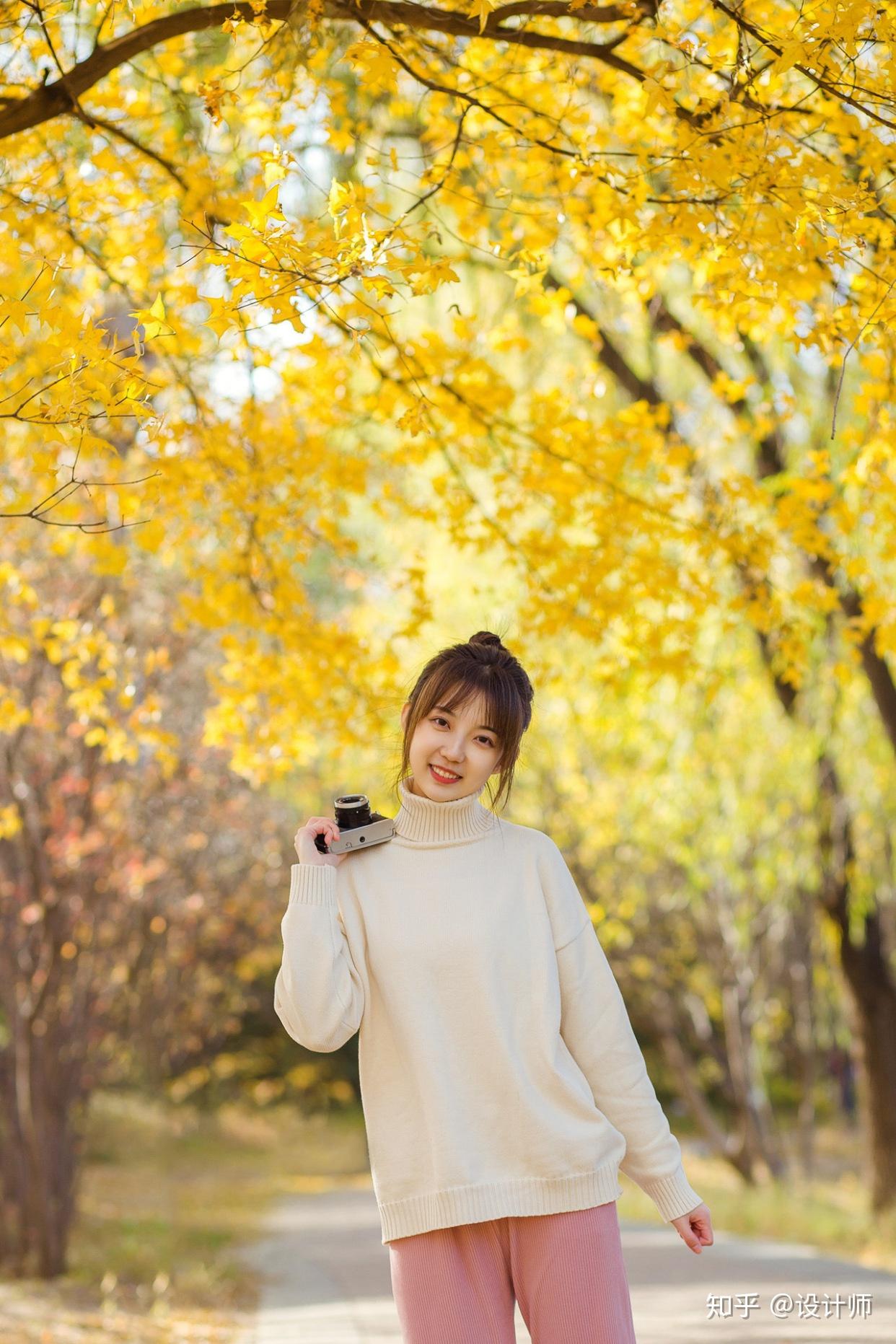 参考下面的女生,手拿着相机,再稍微歪头看镜头,这样即便是拍正面照也