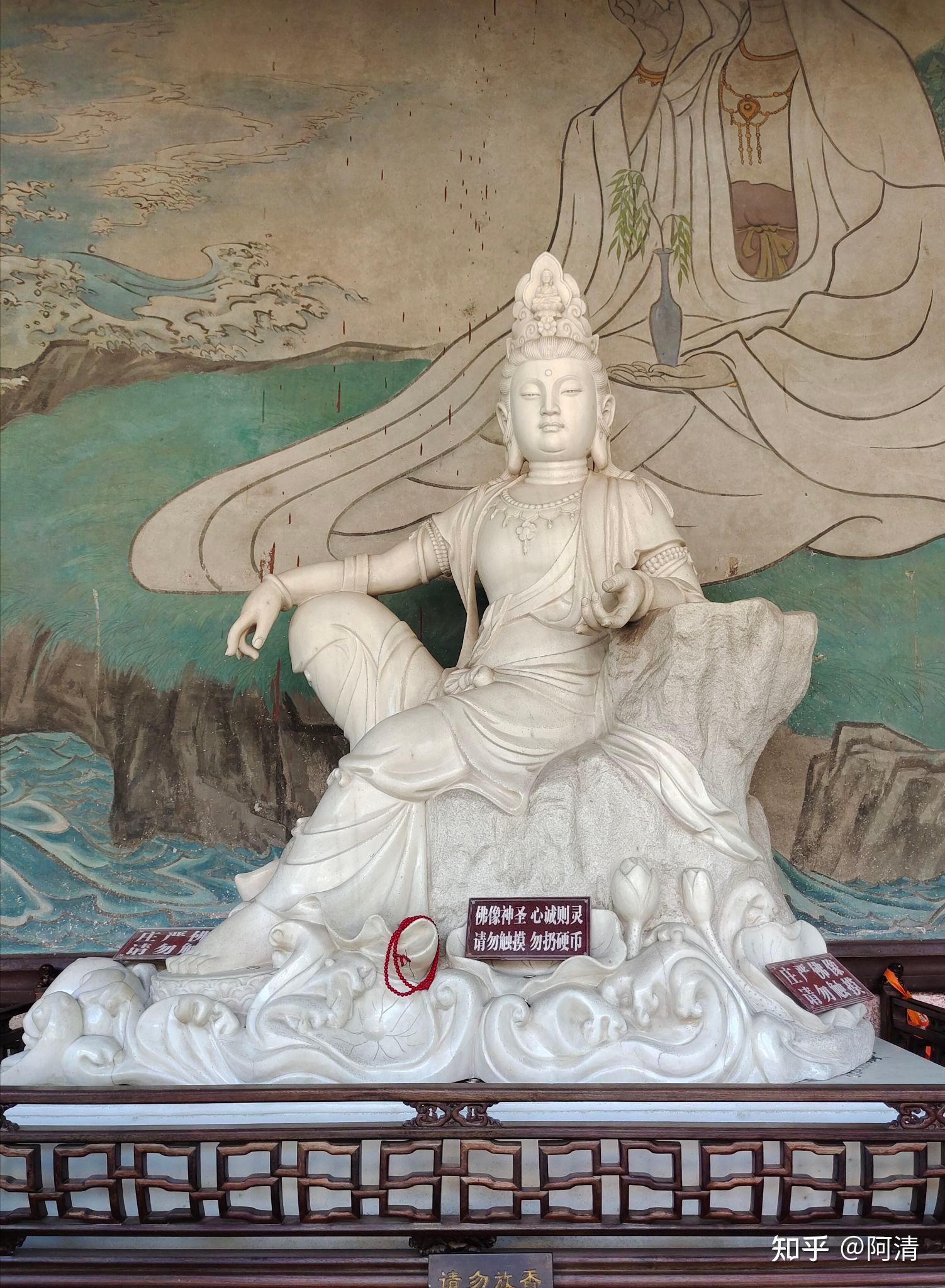 67     普陀山是菩萨观世音的道场,适逢农历九月十五,普济寺香火极