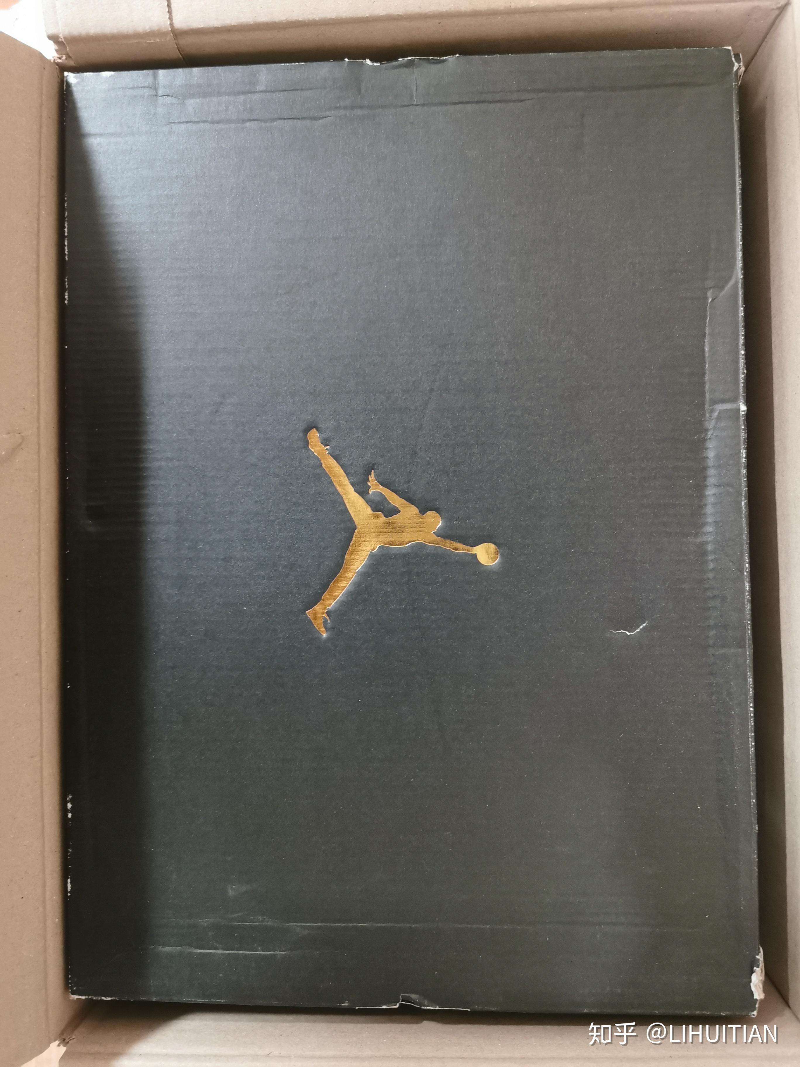 得物 鞋盒有些破损 这是一双老鞋,但是鞋子全新没有问题,只有鞋盒有些