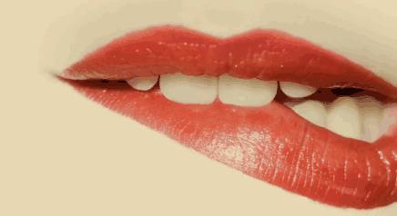 如何正确涂口红防止嘴巴干燥 v2-cd51f2a5e9a93ea8e4edffbe14376d14_r.jpg