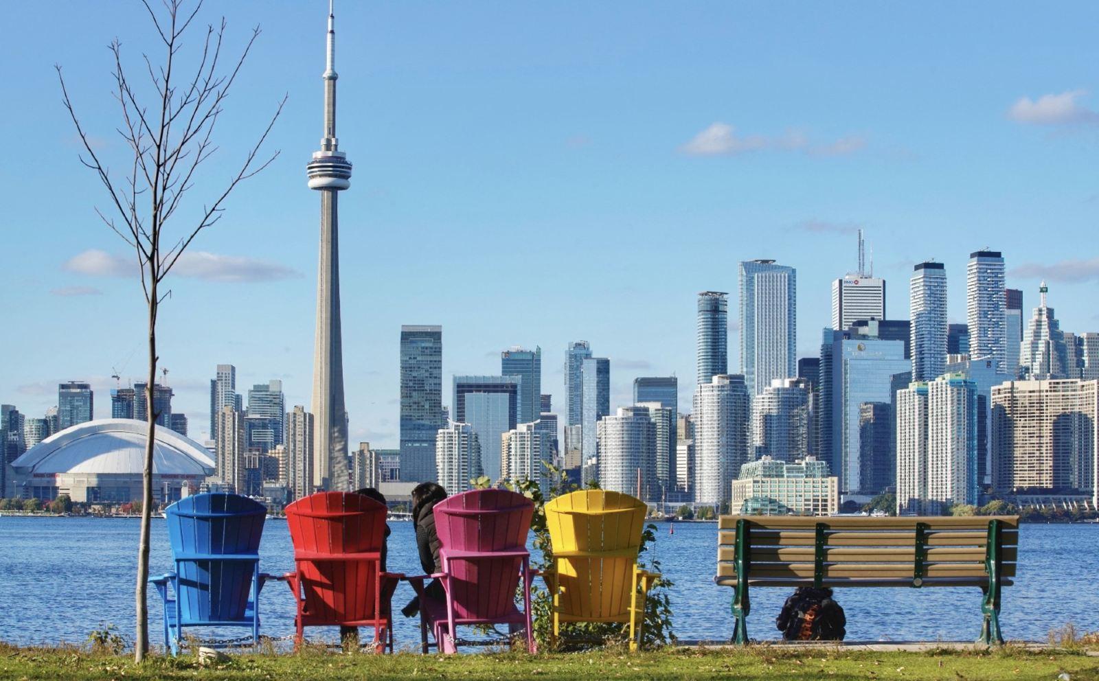 东北邻渥太华,是世界上最大的金融中心之一;也是世界上人口民族最