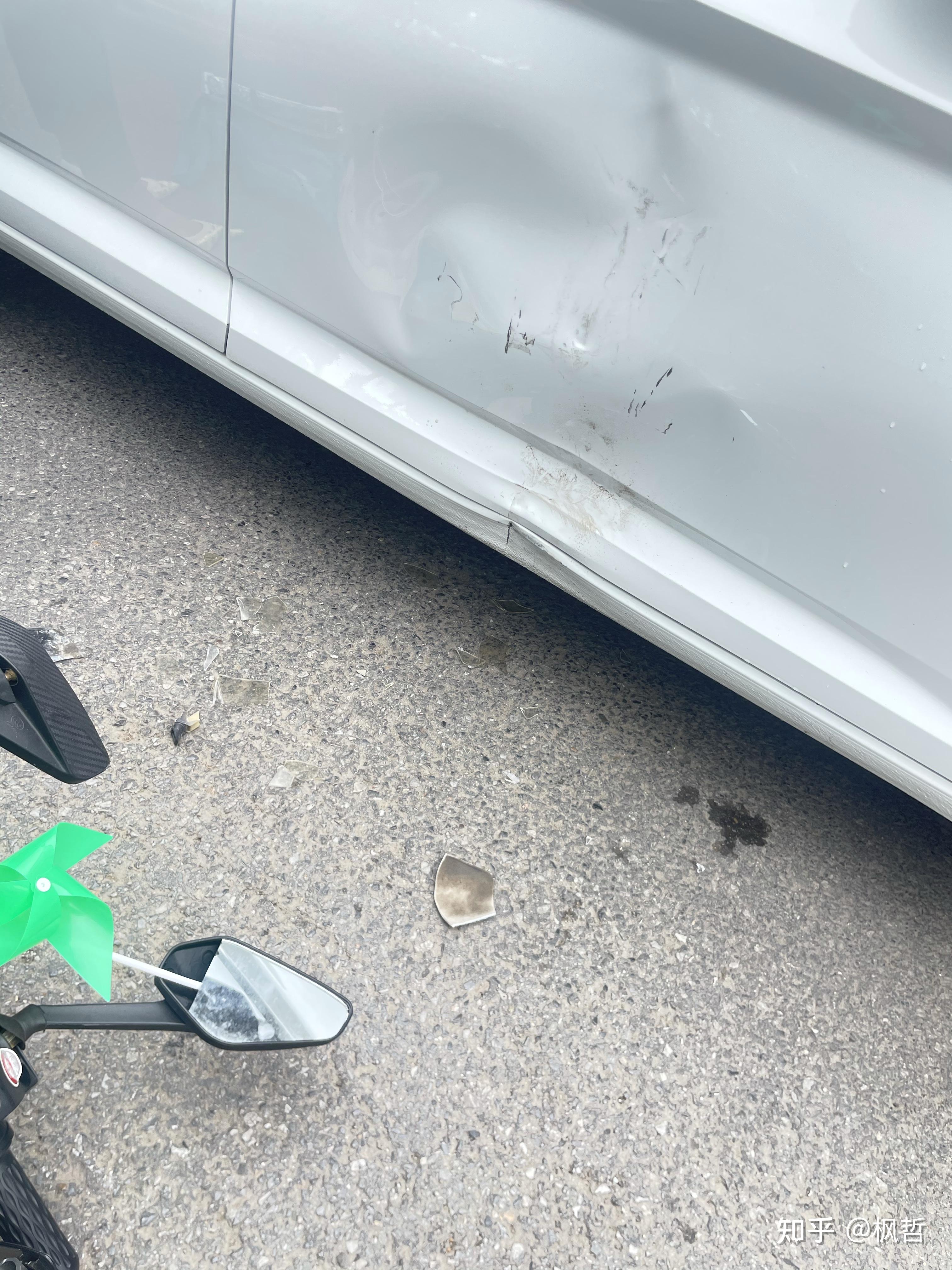 速腾副驾驶车门被撞一个坑维修需要多少钱啊