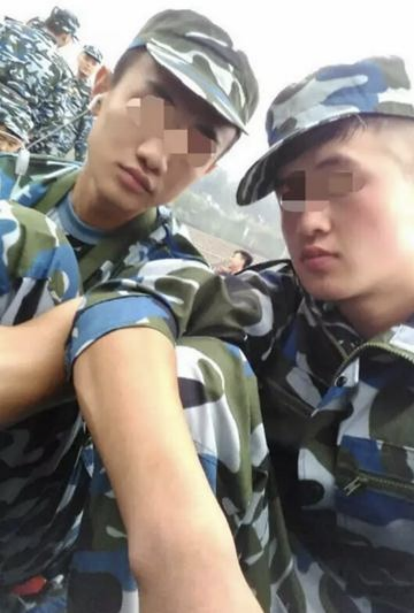 (芦海清和滕飞军训合照)