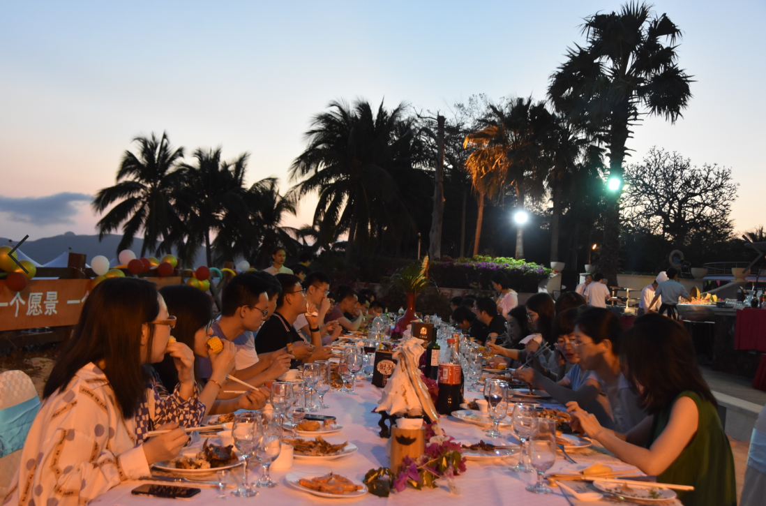 三亚团建年会沙滩长桌晚宴可以办吗