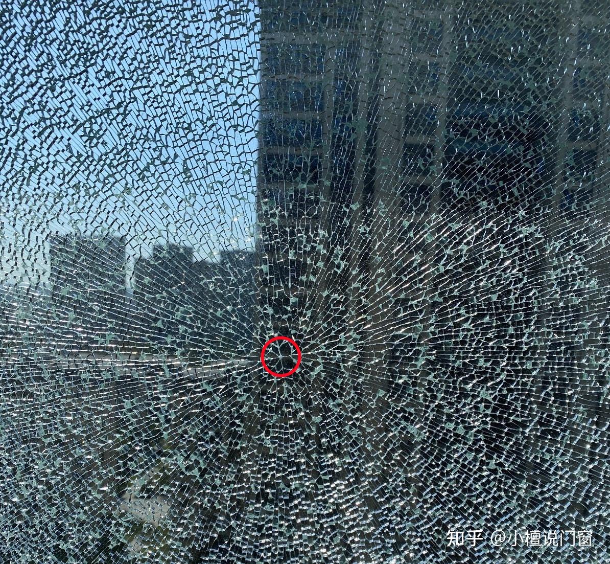 这块玻璃是自爆的还是人为的