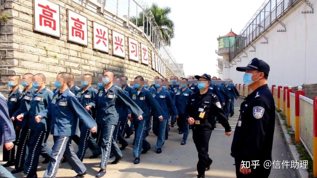 监狱里的服刑人员都是互相监督的,里面把每三到五人分成一个包夹小组