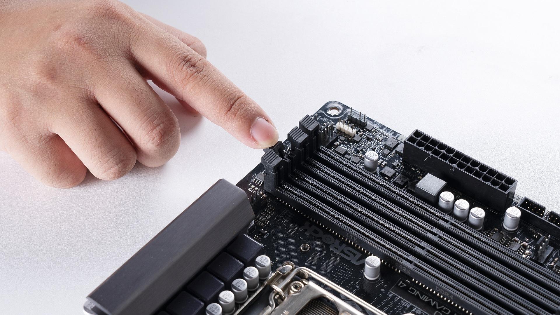 1, 按下主板内存槽的卡扣【内存条】为方便展示安装细节,教程内容直接