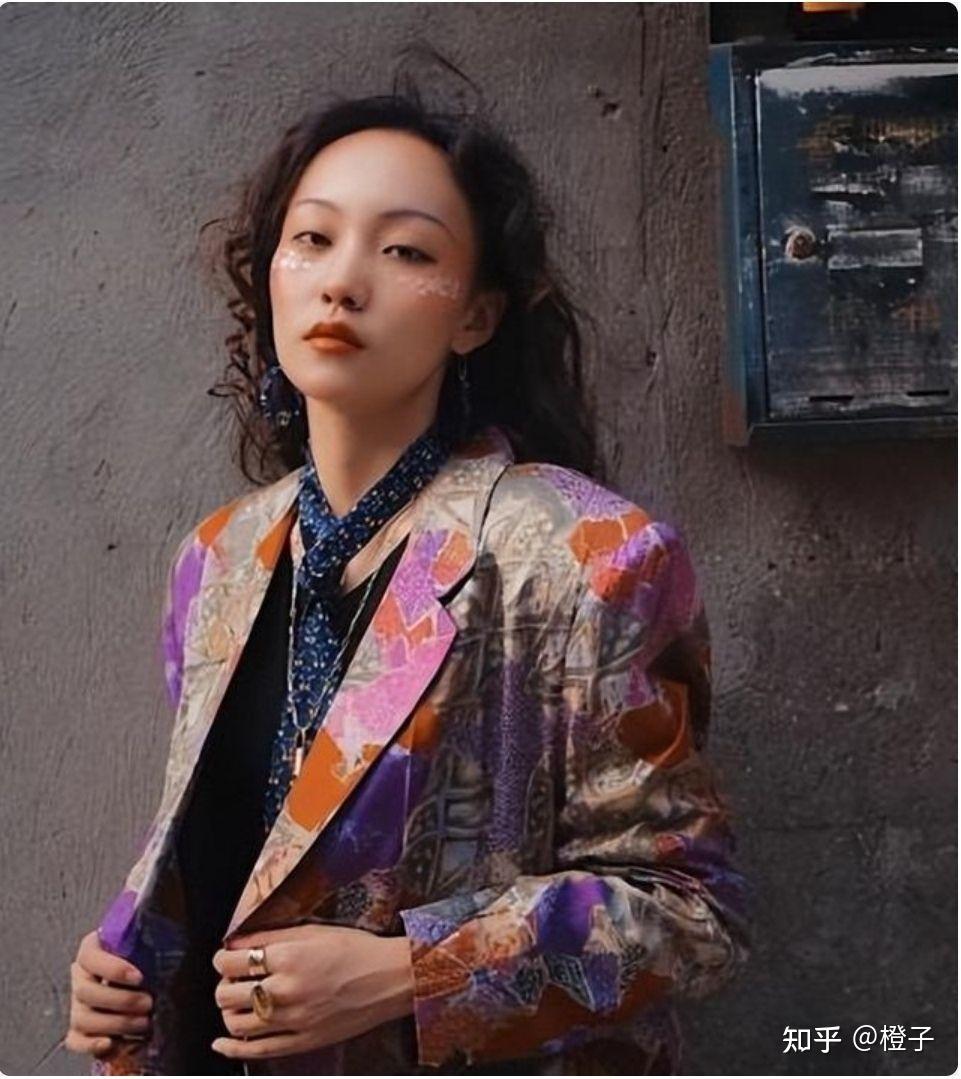 随后,许多网友扒出了邵雨轩身穿奢侈品的照片,纷纷