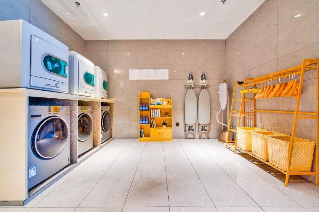 76花都保利金融中心亚朵酒店,唤洗衣房为"出尘",喊会议室为"共语"