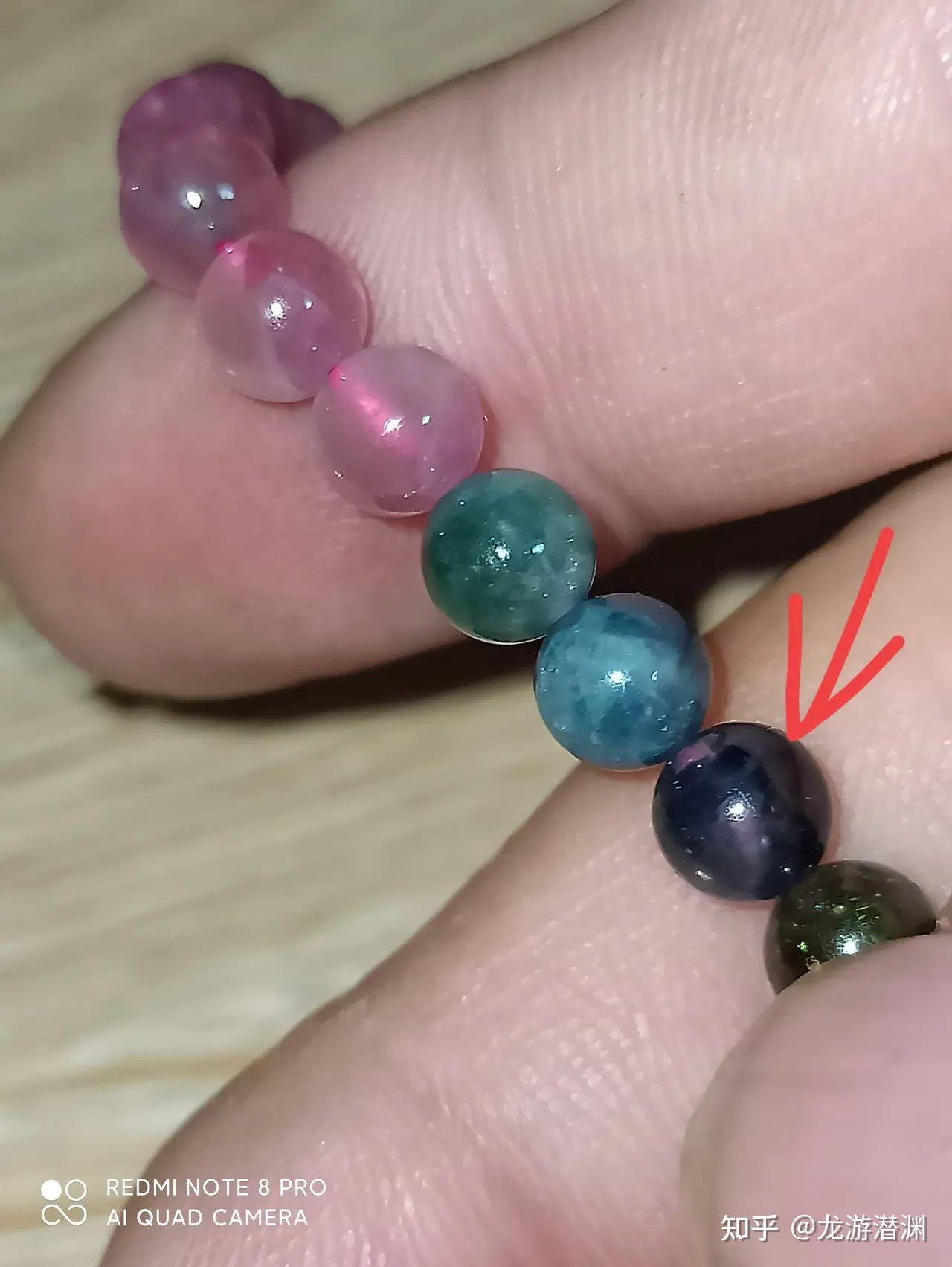 这串碧玺有问题吗怎么看怎么像假的染色的吗