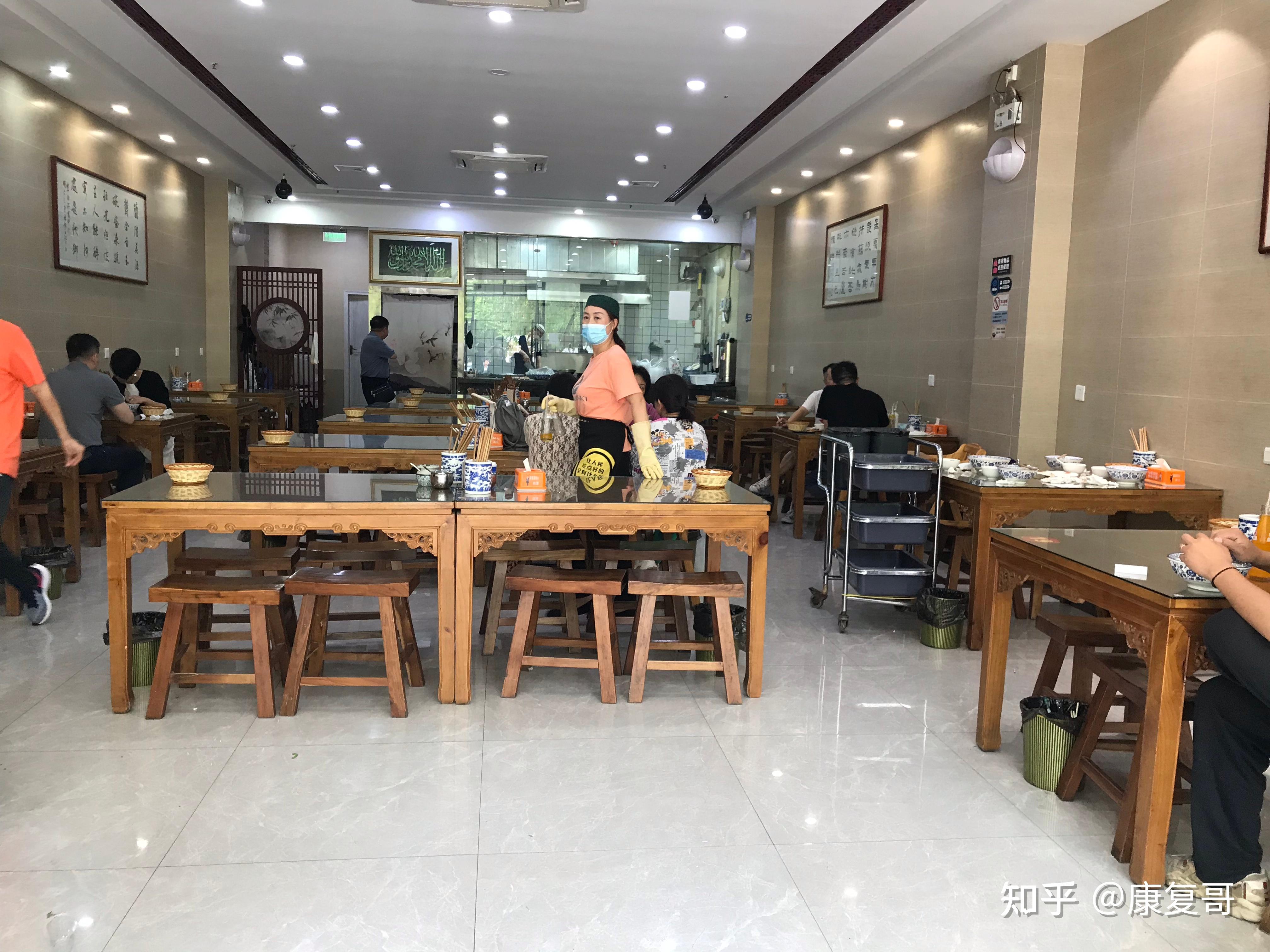 天气炎热疫情下的餐厅