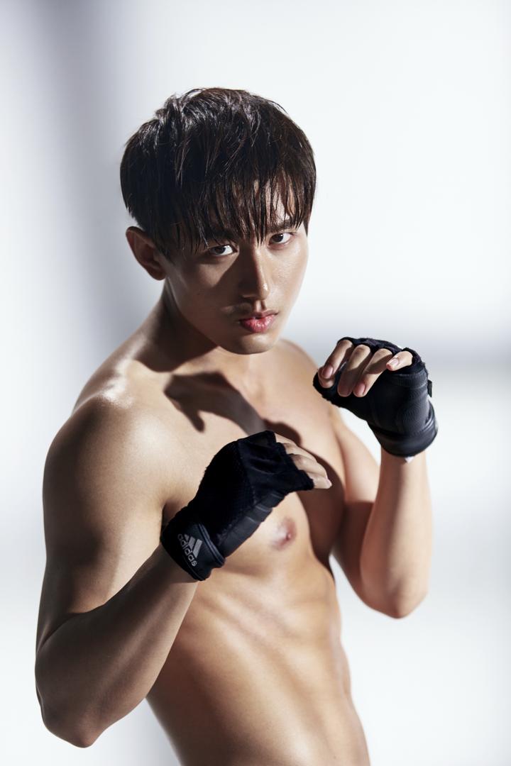 成毅营救汪星人苦练肌肉演绎铁汉柔情荷尔蒙飙升