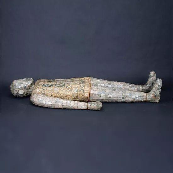 于是有了这件金缕玉衣,因为他们坚信玉能防腐.