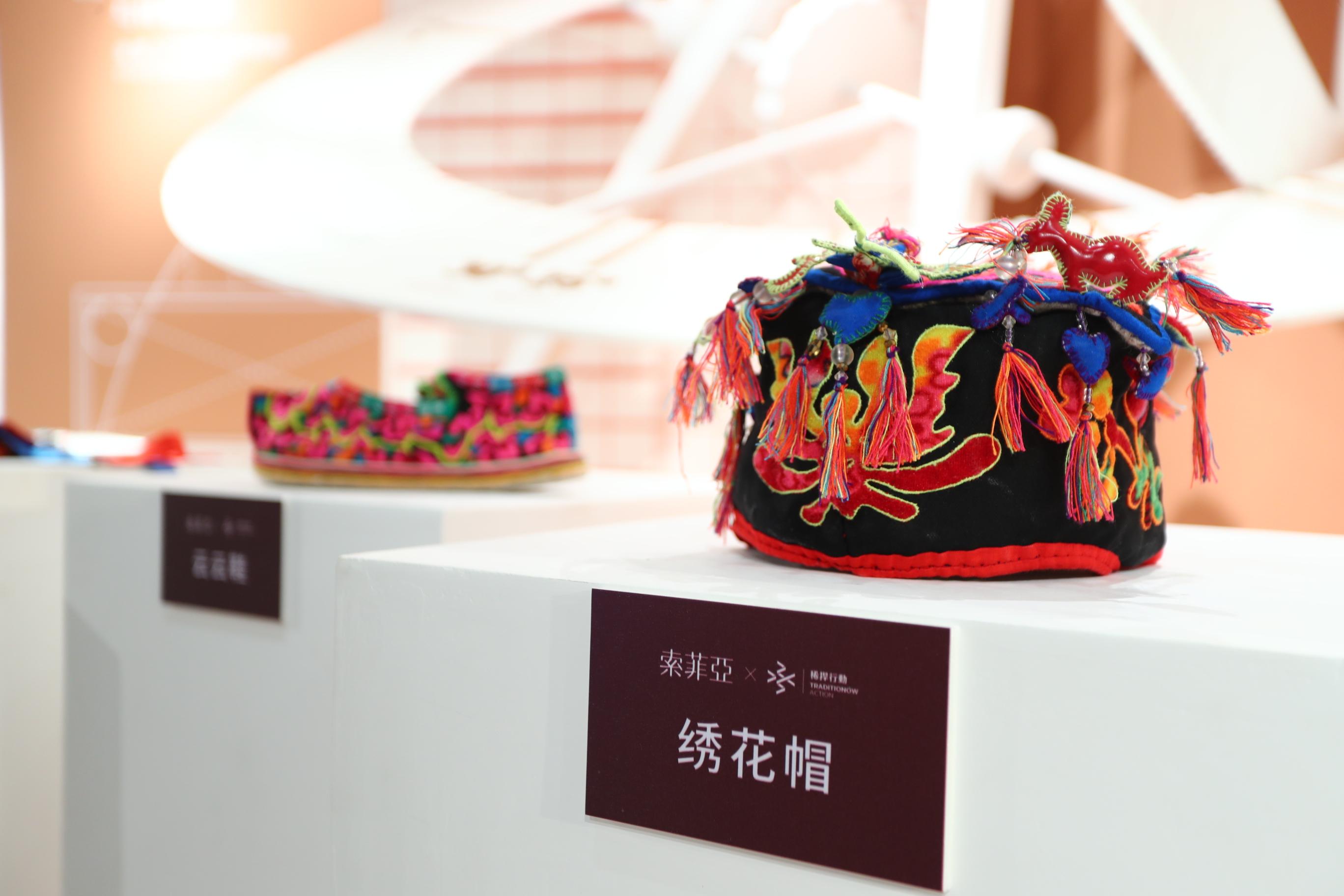 短短几天便累计了3000多个工时启动"绣出美好"公益项目,制作羌绣抱枕