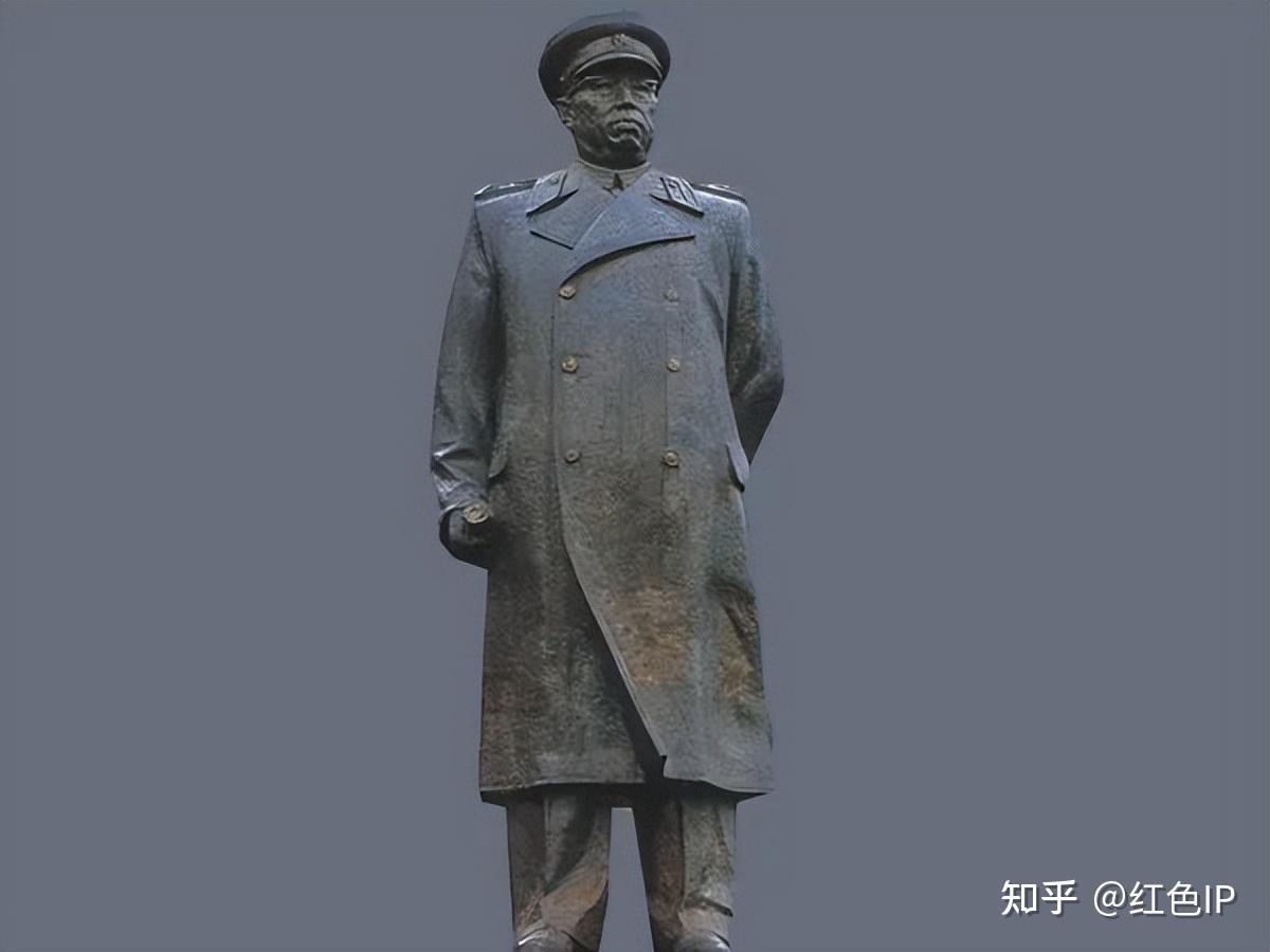 雕塑《罗荣桓元帅纪念像》 作者程允贤 李守仁1940年初,地委政府工作