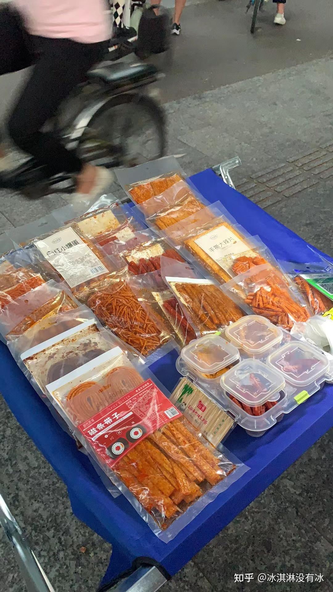 摆地摊卖辣条和毛绒玩偶挂件在哪里卖比较好容易卖吗