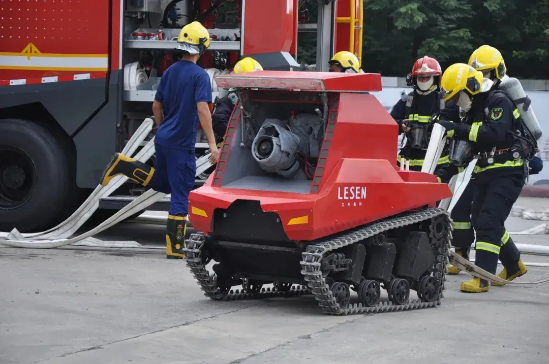 帅爆了!力升高科耐高温消防机器人参加大跨度大空间建筑火灾处置演练