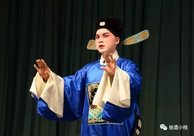 唱腔高亢明亮,假声较多,唱做并重也叫「小官生」,「纱帽小生」政界