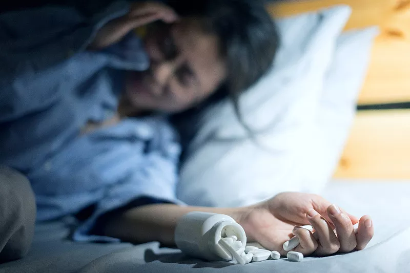 不能久站,弯腰,翻身困难,走几步路就得停下休息…日难熬,夜难眠,生不