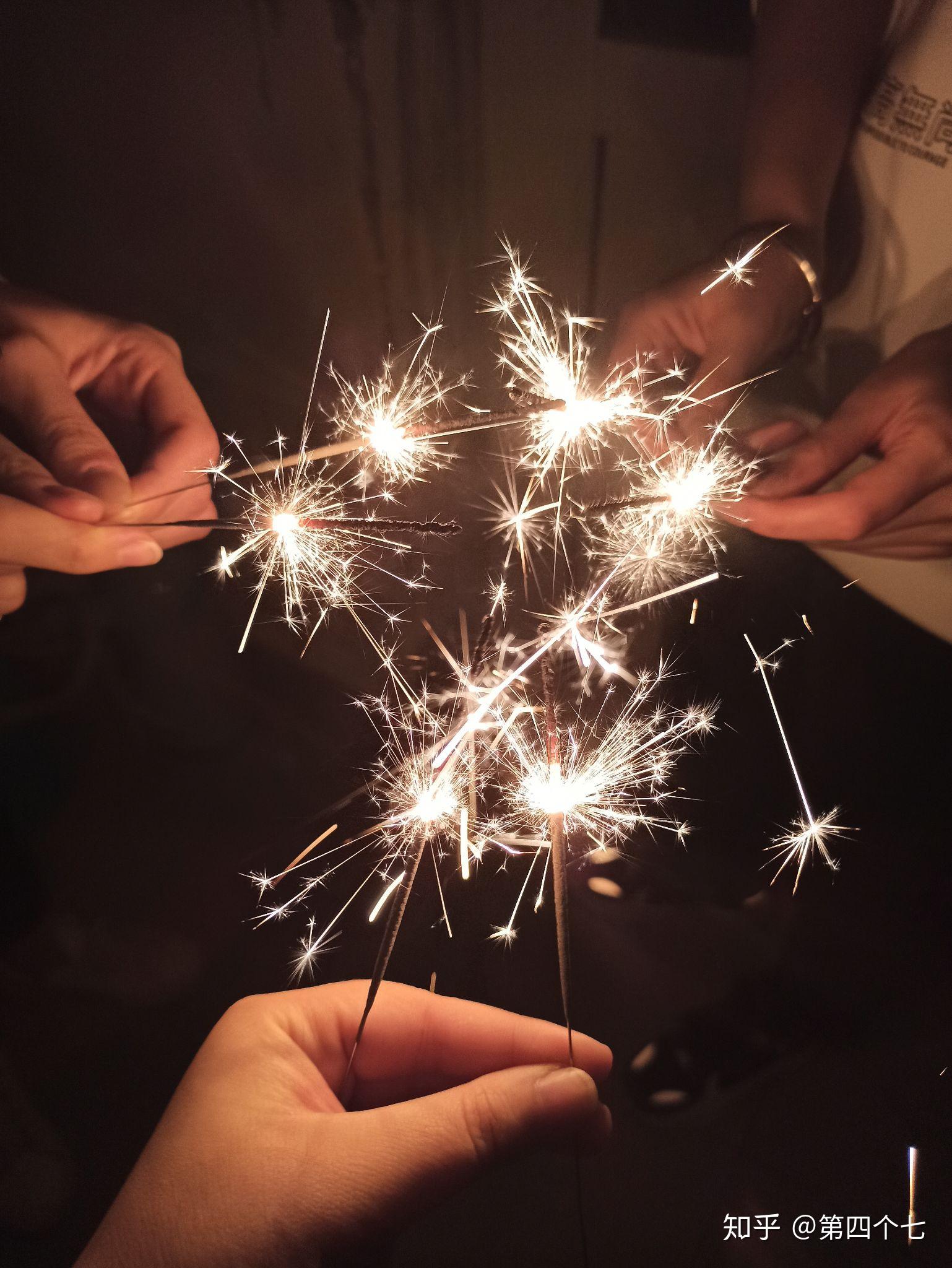 如何拍出好看的手拿小烟花的照片? - 知乎