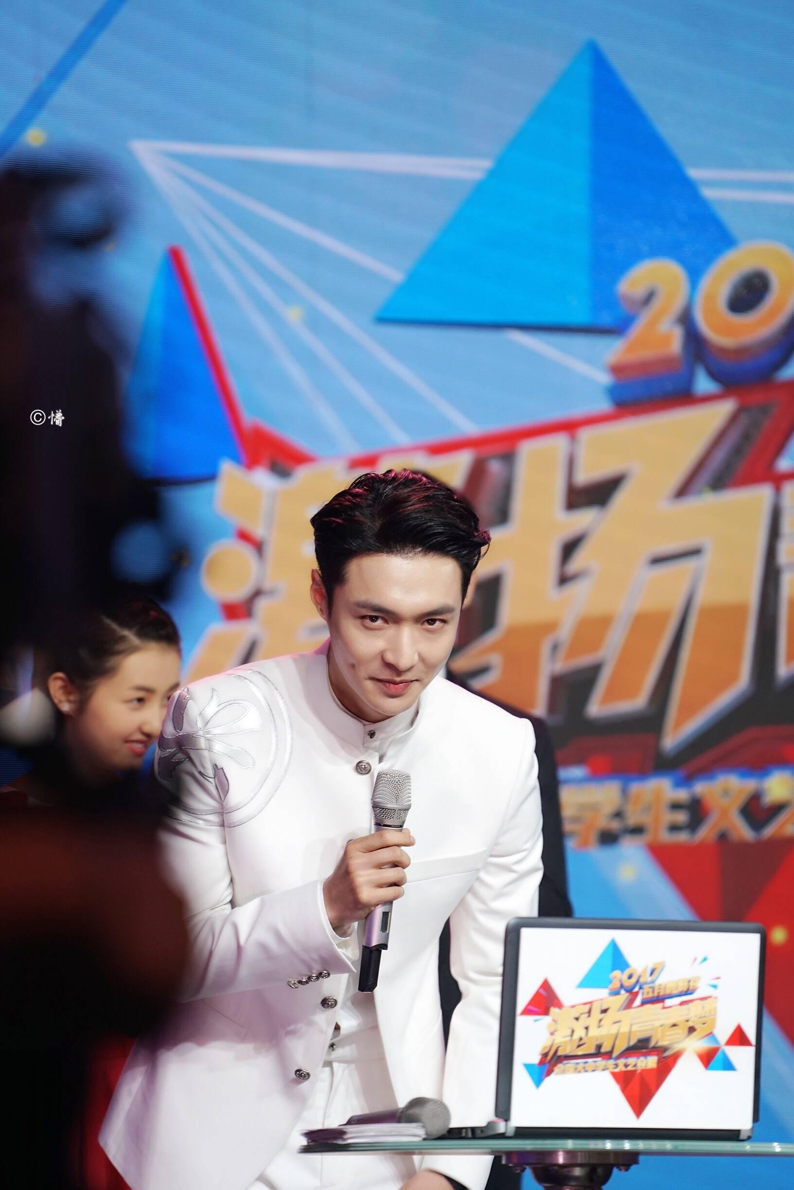 如何评价张艺兴五四晚会的表演?