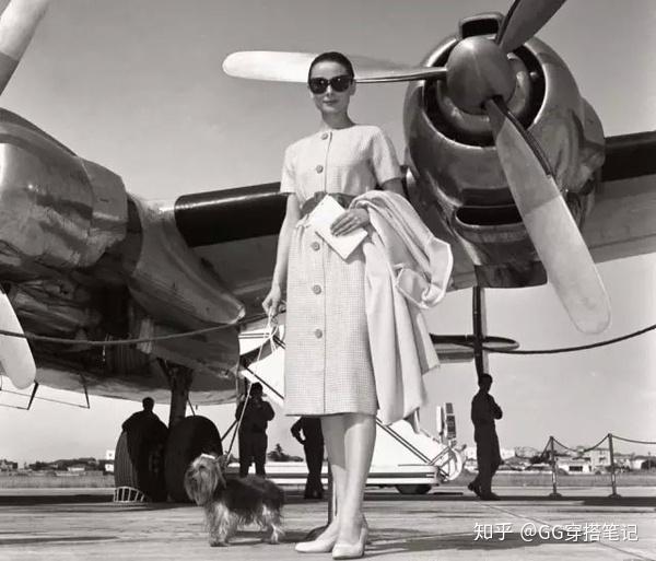 赫本本人也是猫跟鞋的"发烧友",不管是出席颁奖典礼或是日常生活被拍