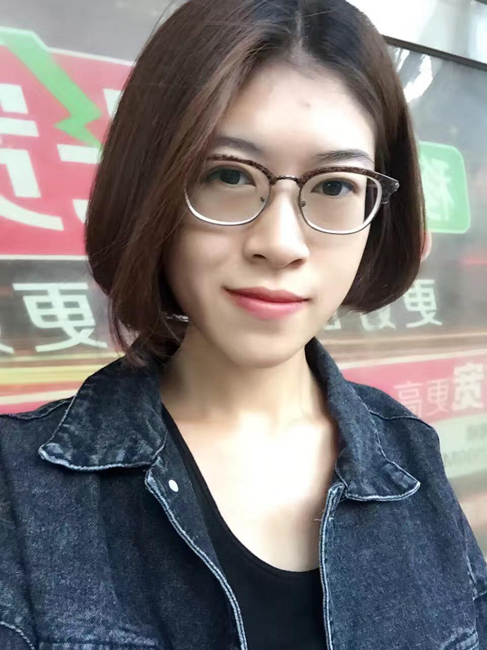 戴眼镜的女生适合哪种短发发型? 