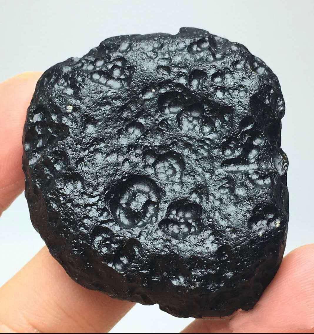 有一种石头老人说是打雷的时候从天上掉下来的,有药效作用,谁可以解答
