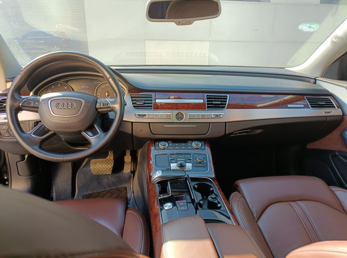 坐进驾驶室,可以看到这辆奥迪a8的内饰整体看上去还是很豪华的,就是