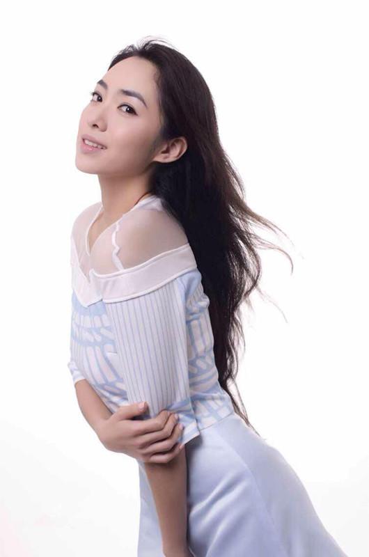 阳蕾化身灵动少女  活力溢出屏