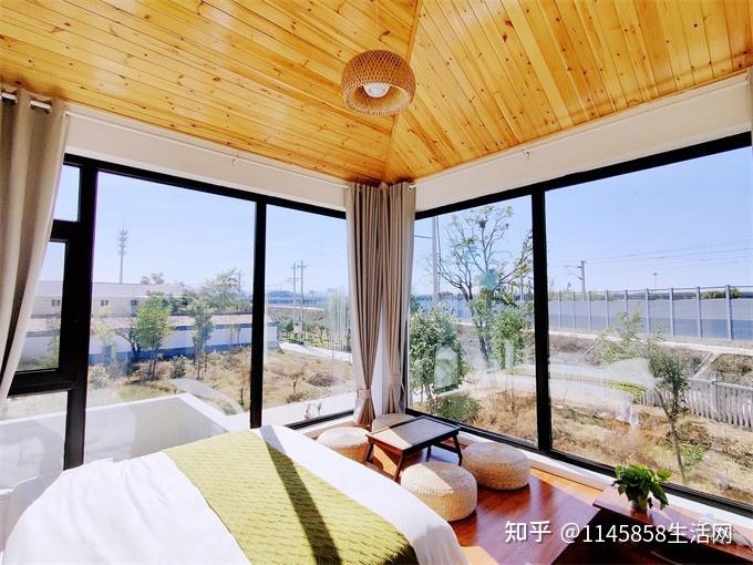 北京延庆的官厅水库,在岸边有一排排的旅游度假住宿,谁知道叫什么名字