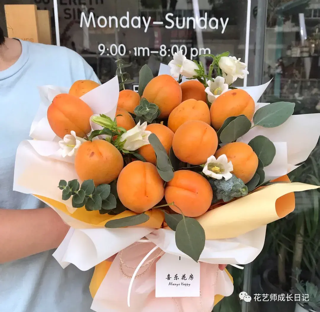 三生有杏花束的搭配也非常的简单,同色系的包装,黄白色系,也可适当