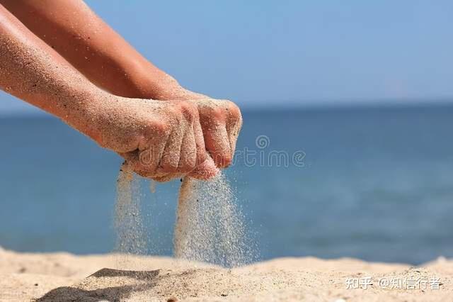 就像手中的沙,你越是要攥紧,手中的沙子就越是会流失的更快.