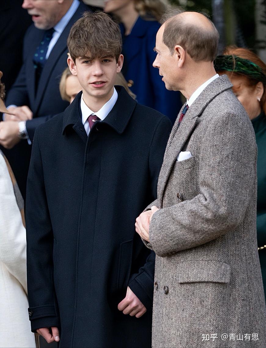 作为女王最小的孙子,詹姆斯是与威廉平辈的小帅哥,三个宝贝的小叔叔.