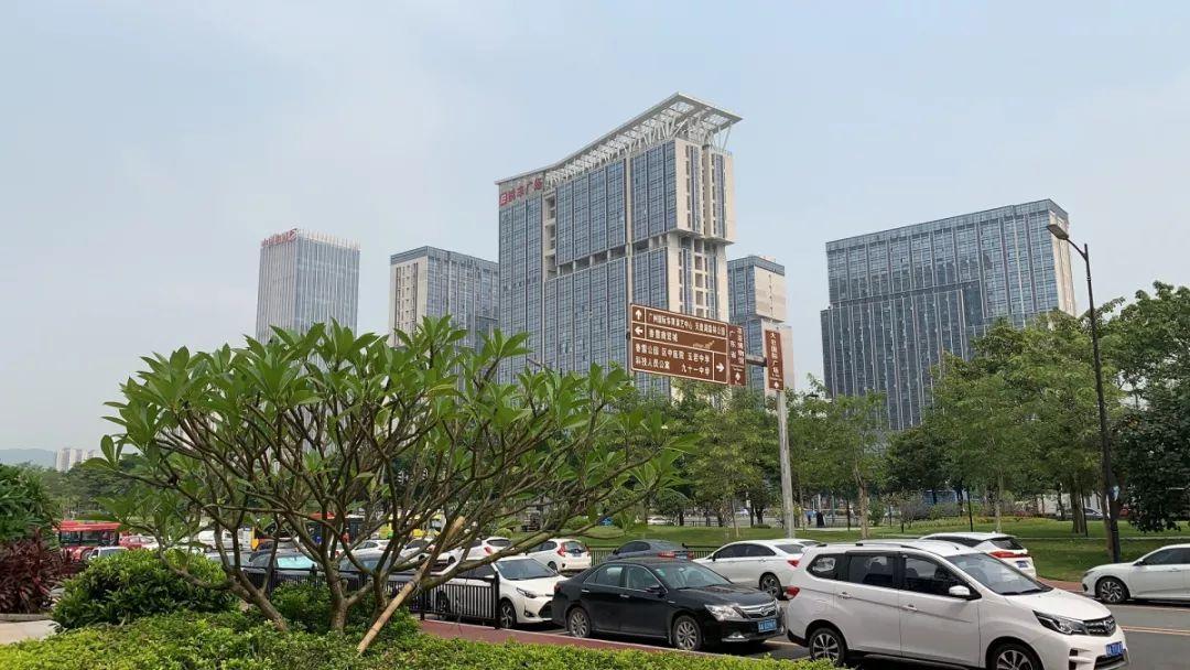 锐丰广场及萝岗奥园广场教育上,除了项目本身将配建4所学校,附近