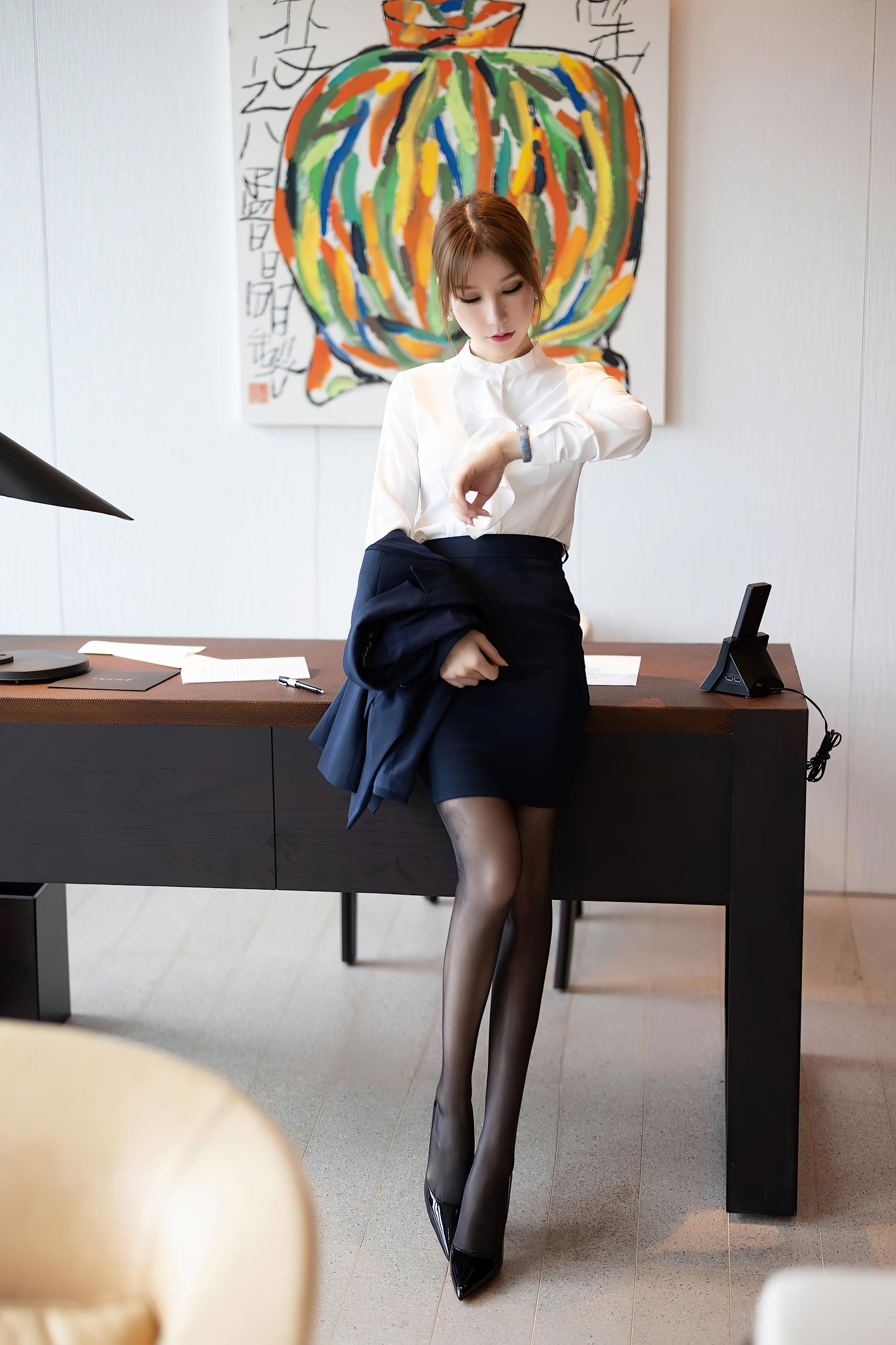 深蓝色职业装搭黑丝高跟,庄重与性感并存,女人味十足