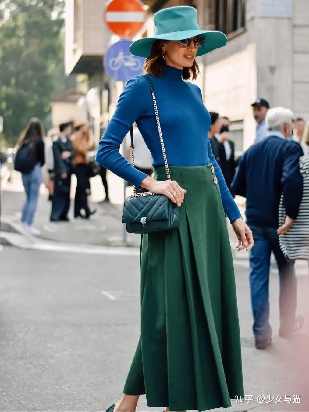 蓝色和绿色搭配很符合春天的意境,能让人联想到宽广的蓝天,澄明的湖水