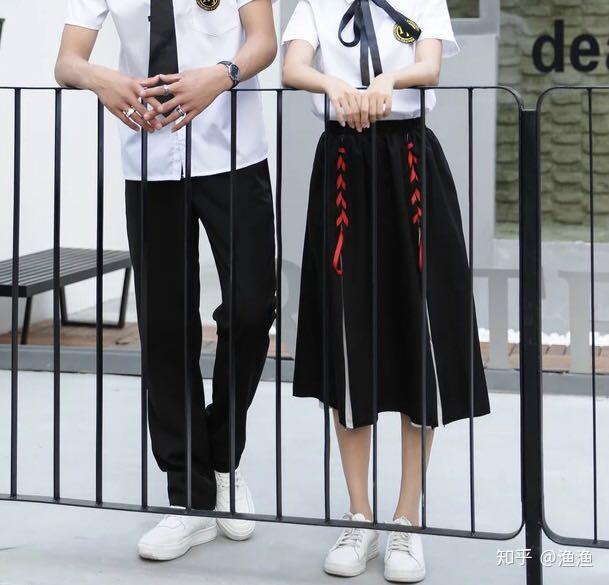 高中生穿学校要求的比较运动风的礼仪校服应该搭配什么鞋子好