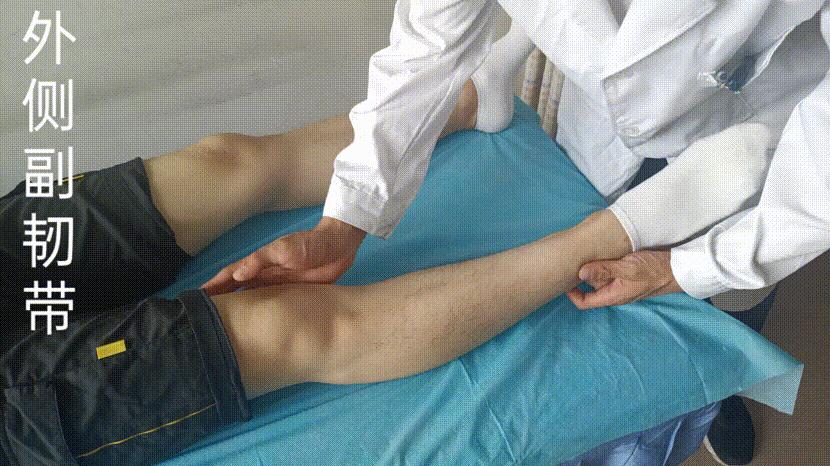 检查者用手触压髌骨,然后做膝关节的主动及被动屈伸运动,若膝关节出现
