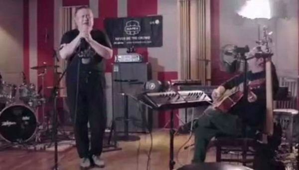 老炮儿结尾为什么哭了 v2-ceedbcf9f438574c1c2a1560a6d18fdd_r.jpg