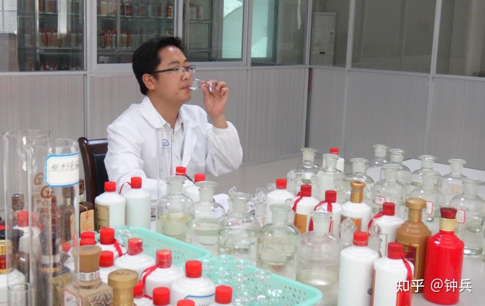 图游国宝茅台镇生态酒厂的探秘之旅