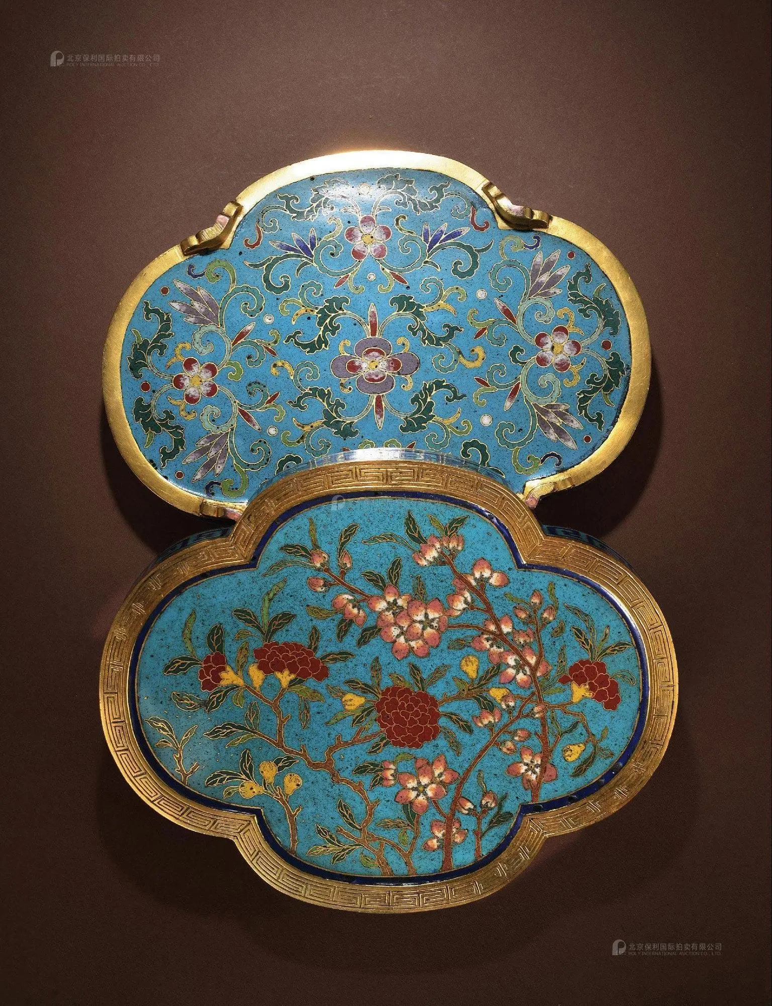 方琮式瓶成 交 价: rmb 1,552,500清乾隆 御制铜胎掐丝珐琅甪端香熏成