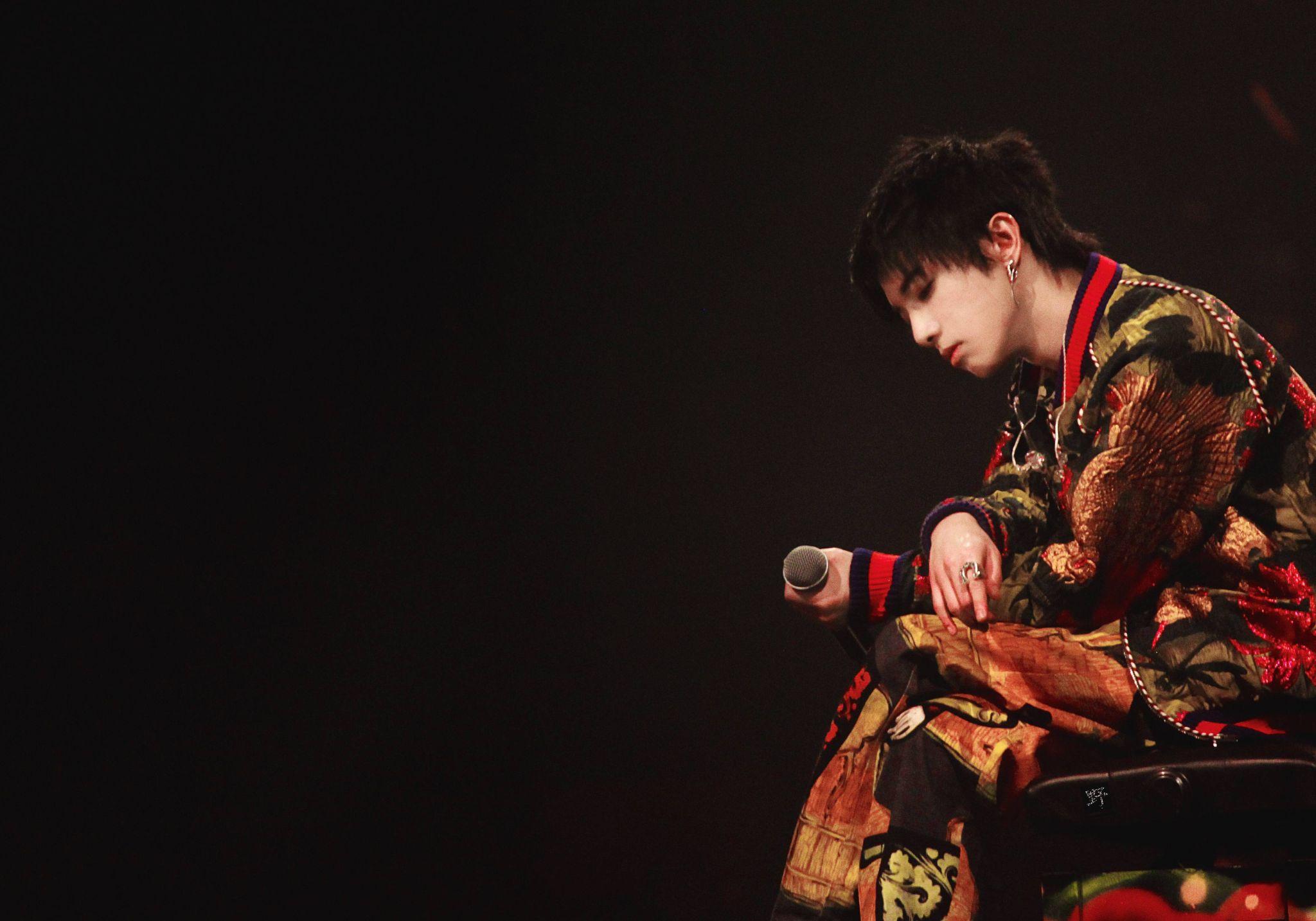 有哪些好看的华晨宇照片无水印的