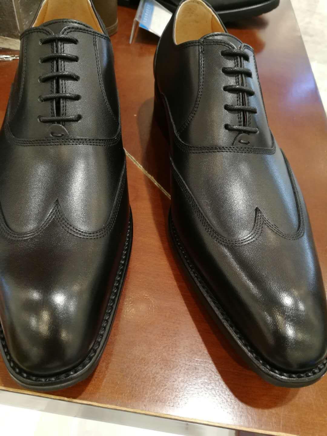 21岁的年轻人买什么皮鞋搭配西装好,我纯小白