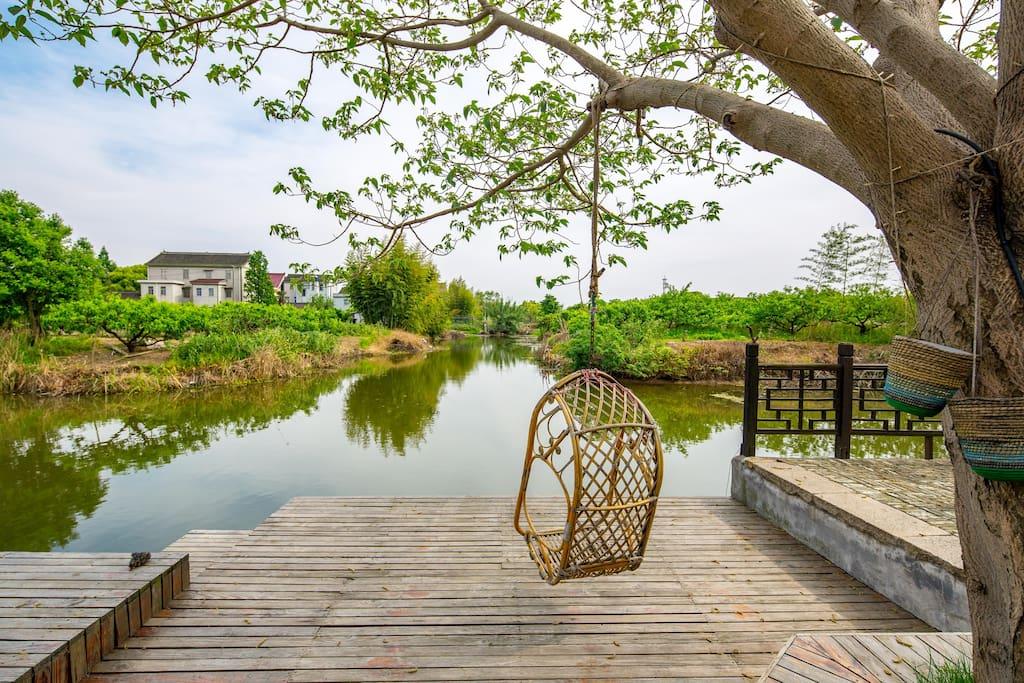 上海小河边的民宿非常古朴