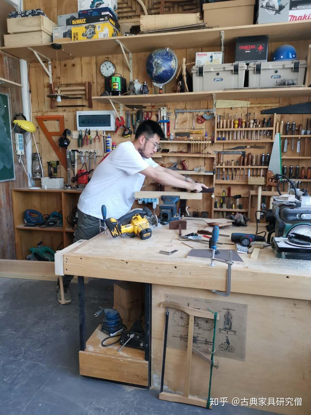 特别特别喜欢待在木工房里,工作中制作家具样品和研究技术工艺是我最