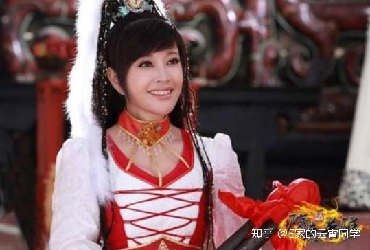 比如当时年近60岁的她在《隋唐英雄》中的演一个16岁的北漠公主.