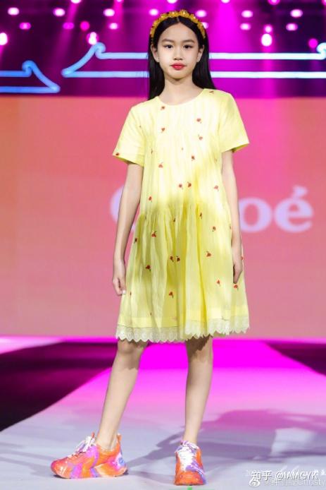 考拉甜馨走秀钟丽缇晒与李小璐合影被粉丝提醒离她远点