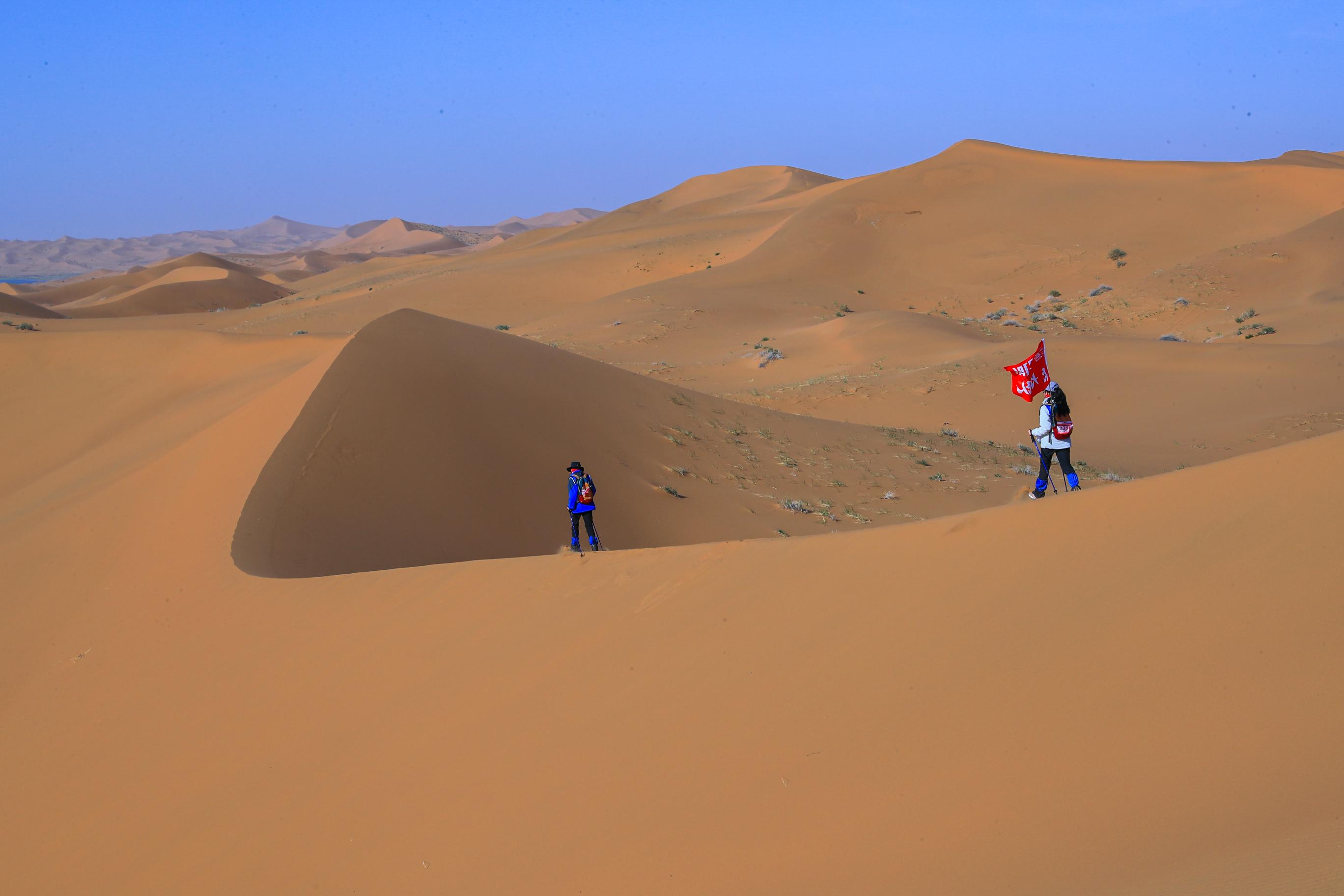 因此,深入腹地穿越大漠,成为了很多人的旅行必打卡体验之一.