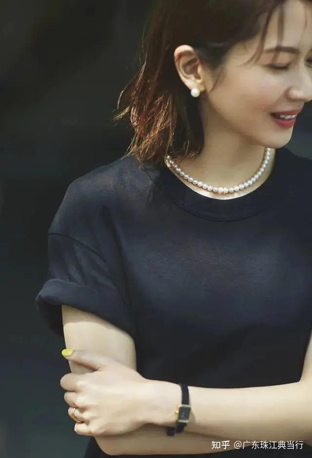 戴珍珠太老气了那是你不会搭配